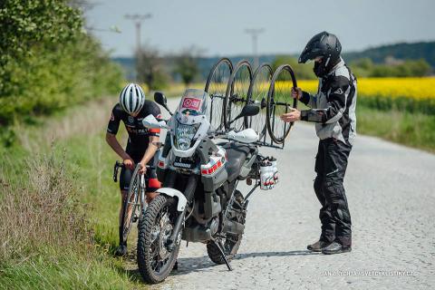 Kdo miluje cyklistiku a rád jezdí na motorce?